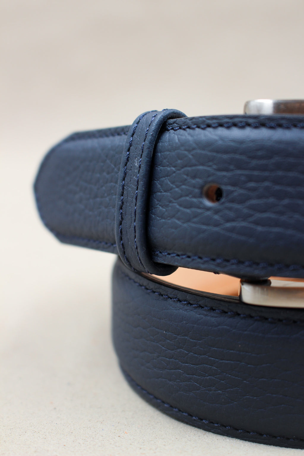 Ceinture bleu marine en cuir grainé bombée, maroquinerie artisanale