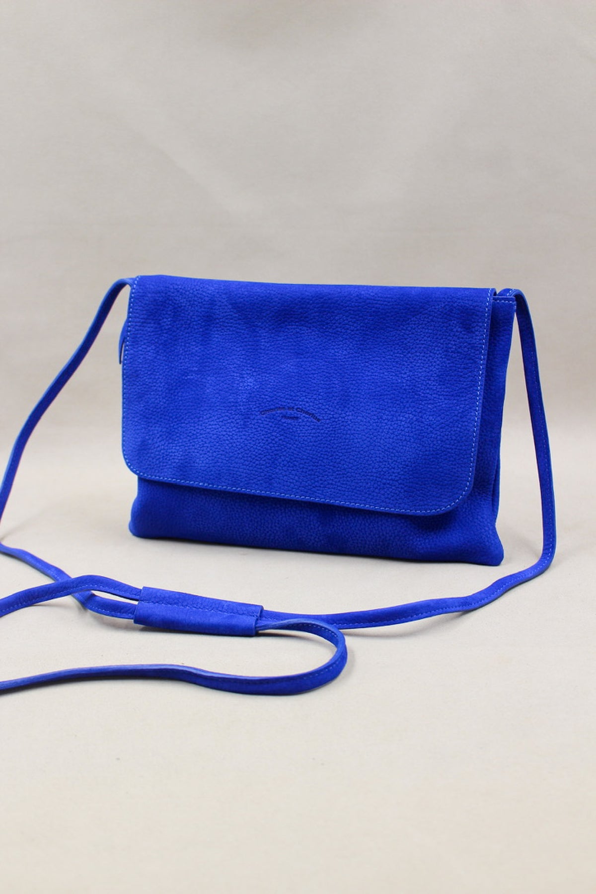 Sac Mariette M cuir nubuck bleu electrique, bandoulière coulissante
