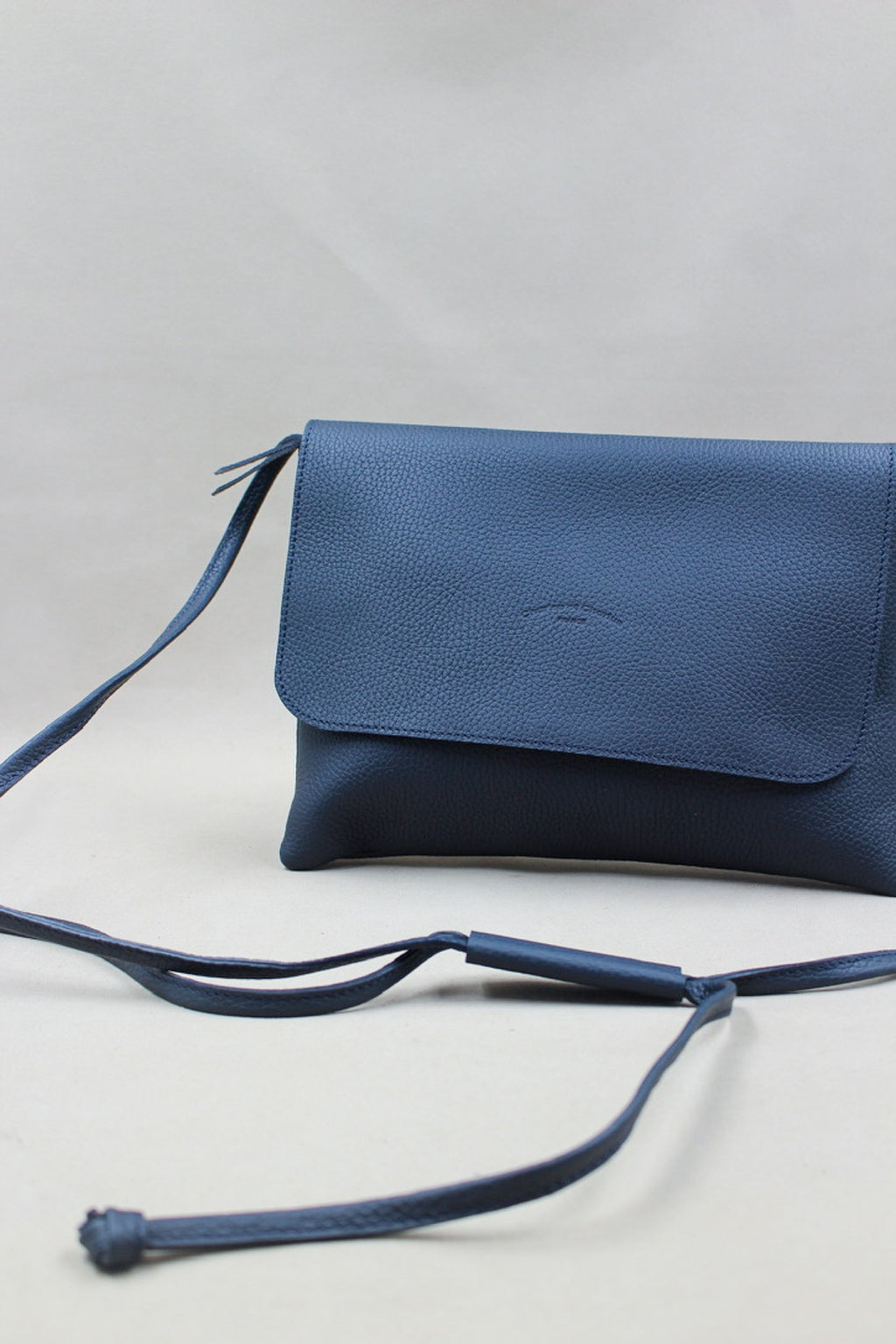 Pochette bandoulière cuir bleu foncé, maroquinerie française Mazamet