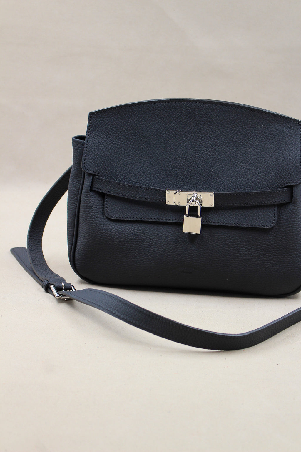 Petit sac bandoulière en cuir grainé fermoir cadena