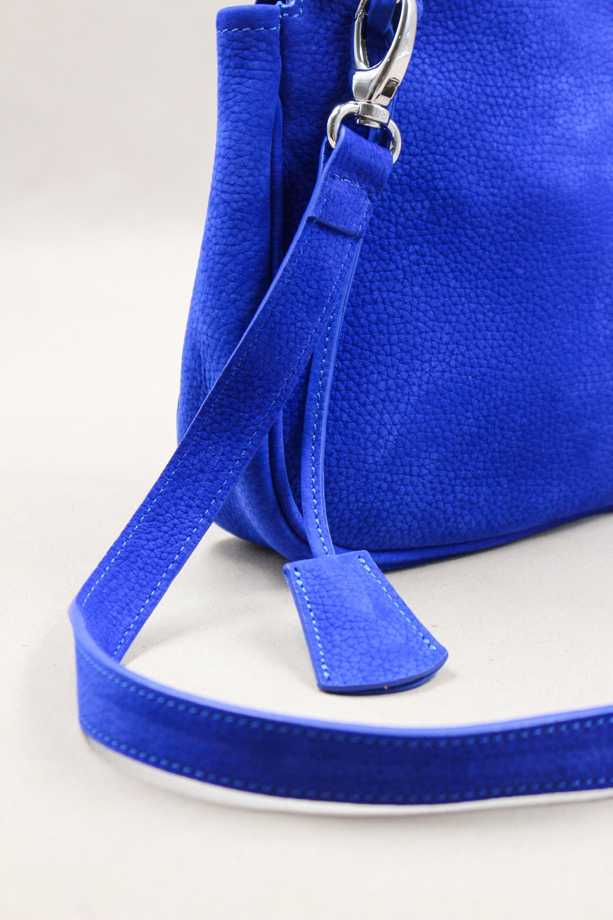 Sac compact cuir nubuck bleu cadenas clé