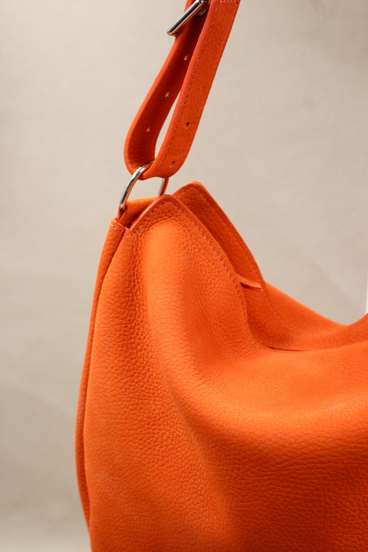 cuir nubuck orange de qualité, maroquinerie artisanale
