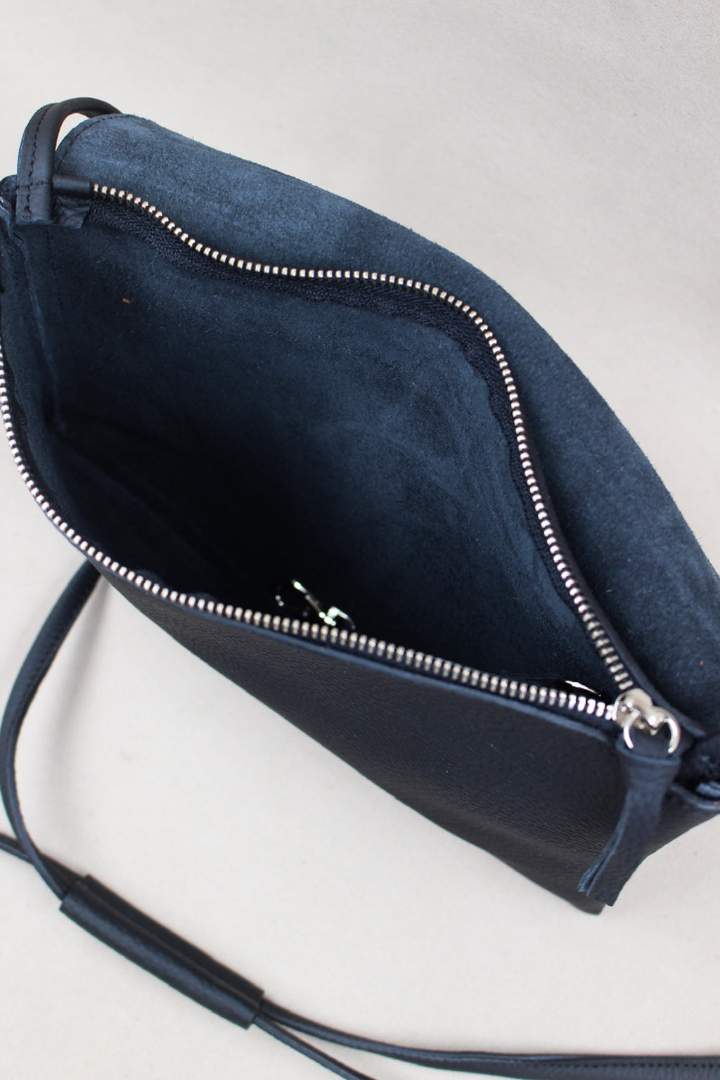 pochette cuir grainé taurillon noir, sac artisanal à bandoulière coulissante  atelier français