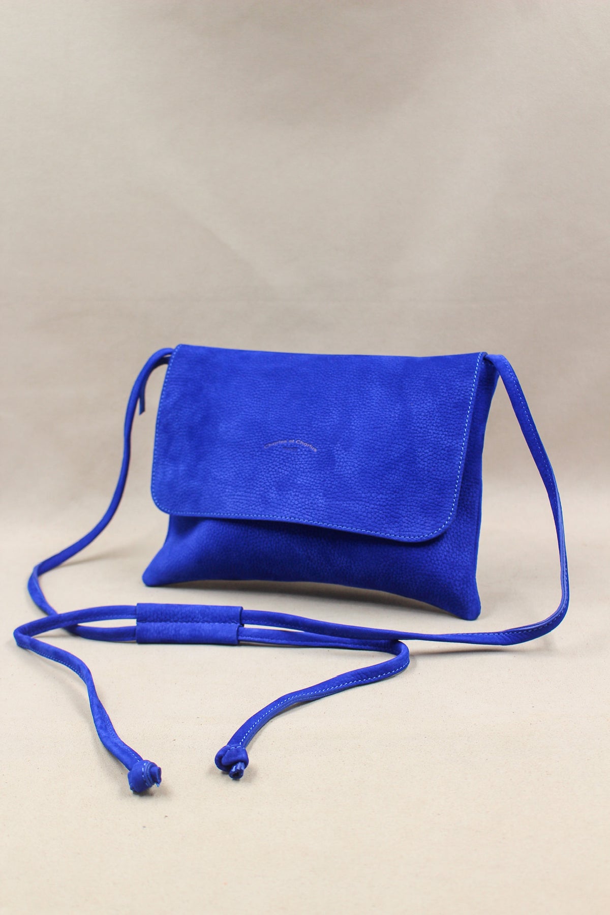 Pochette bleu minimaliste nubuck travaillée main qualité
