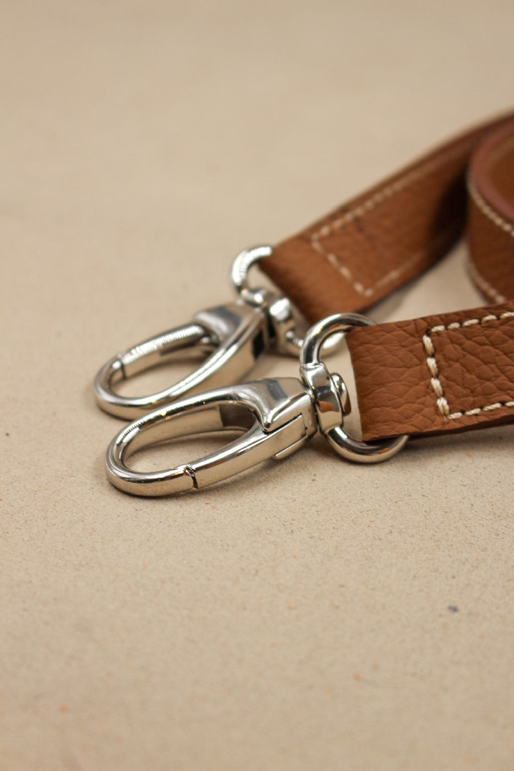 Bandoulière cuir grainé taurillon, maroquinerie artisanale française de qualité