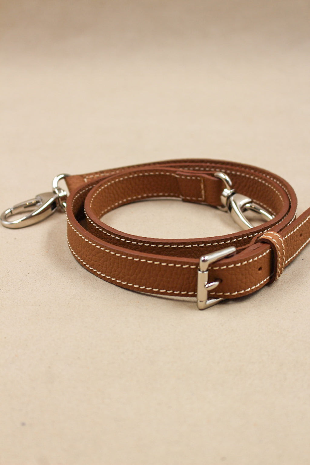 Bandoulière marron cuir taurillon grainé, mousquetons
