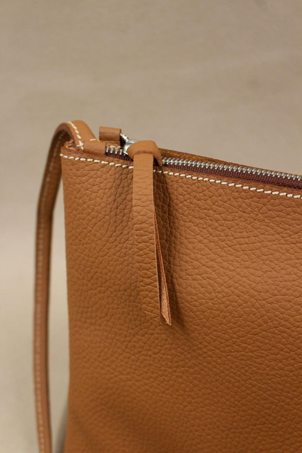 Pochette bandoulière ajustable fabriquée en France en cuir