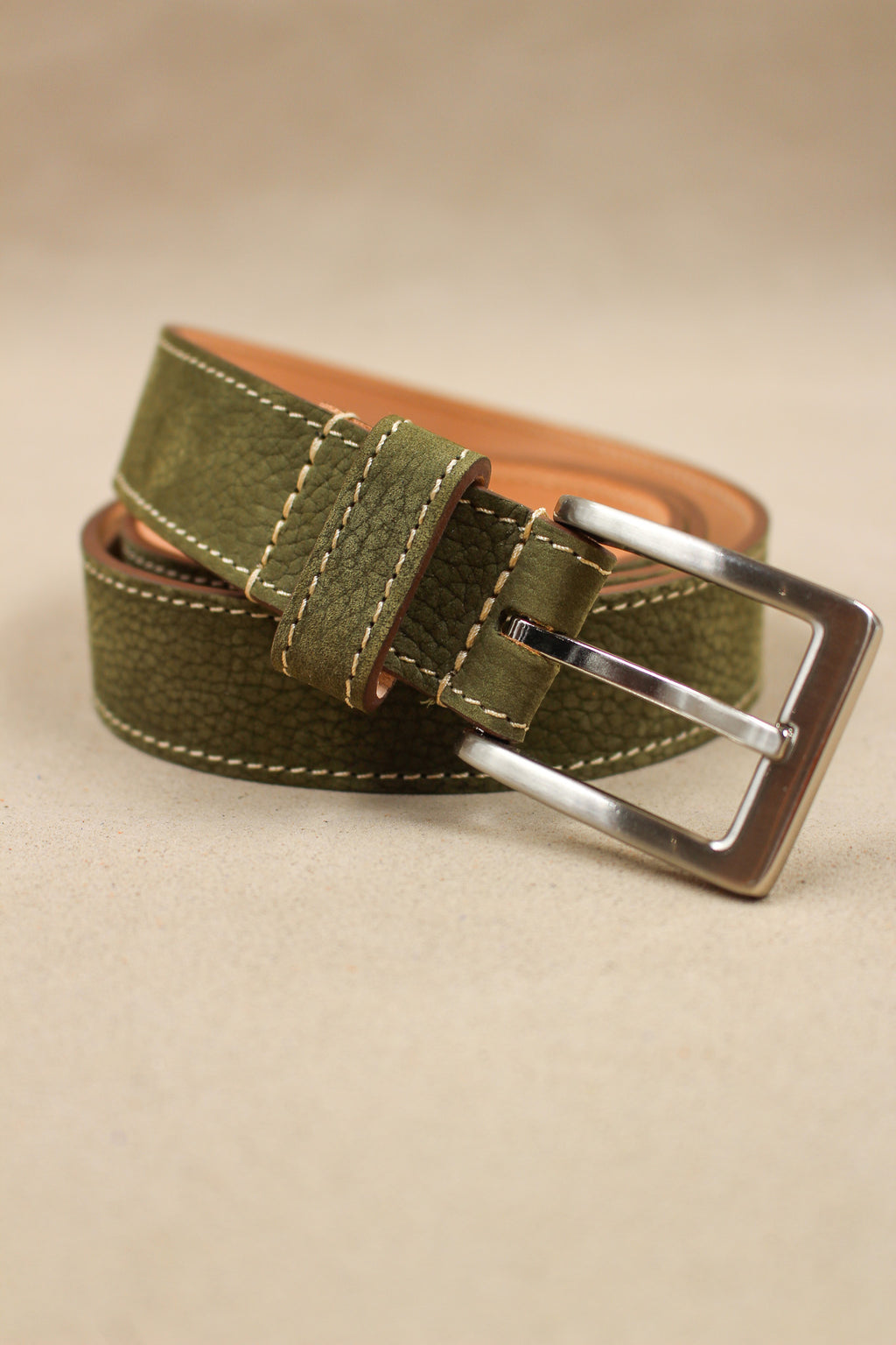 Ceinture cuir nubuck kaki de qualité, accessoire artisanal maroquinerie française