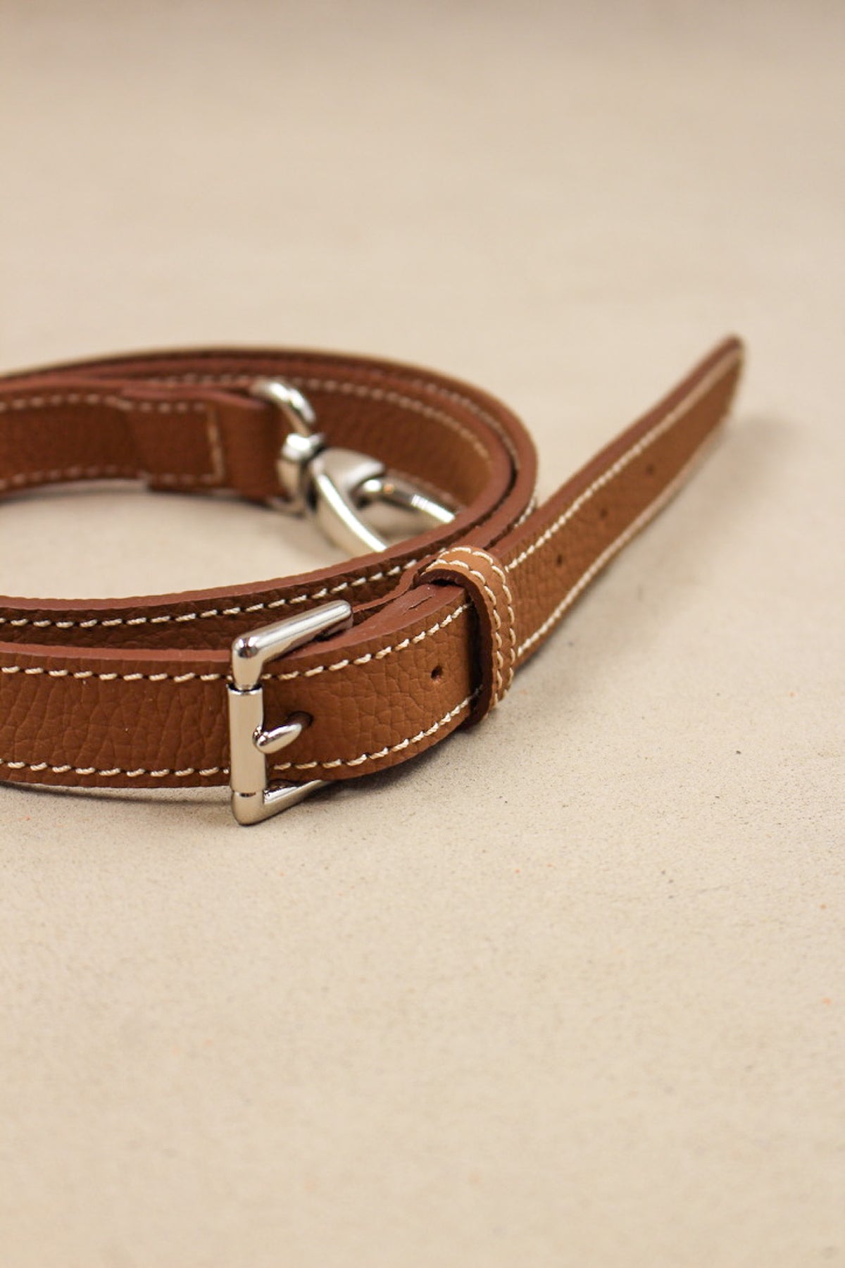 La Bandoulière cuir grainé taurillon, mousquetons métalliques