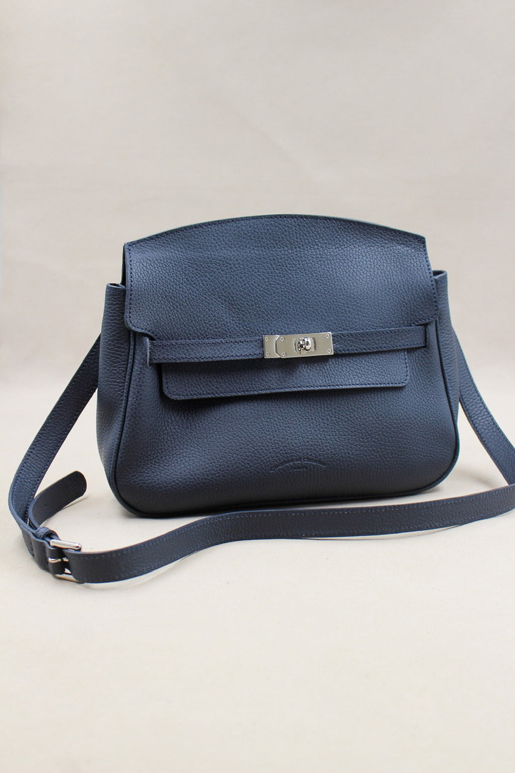 Sac bandoulière rabat cuir grainé cadenas