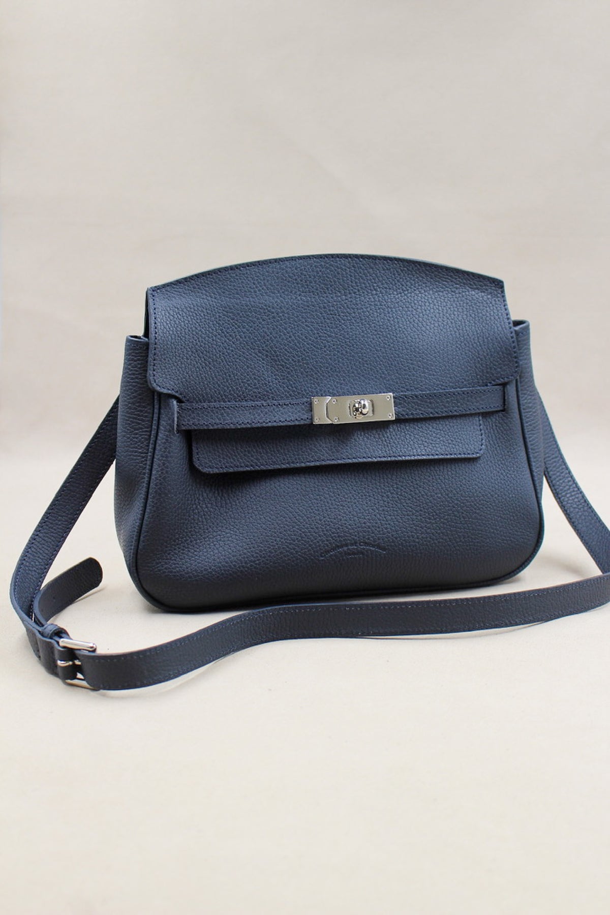 Sac bandoulière rabat cuir grainé cadenas