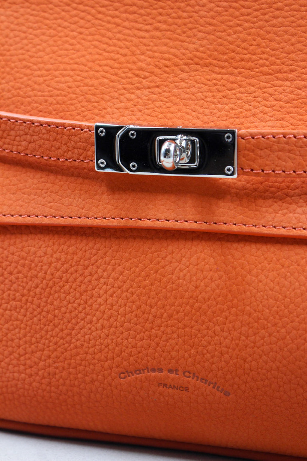 Sac compact cuir rabat et cadenas