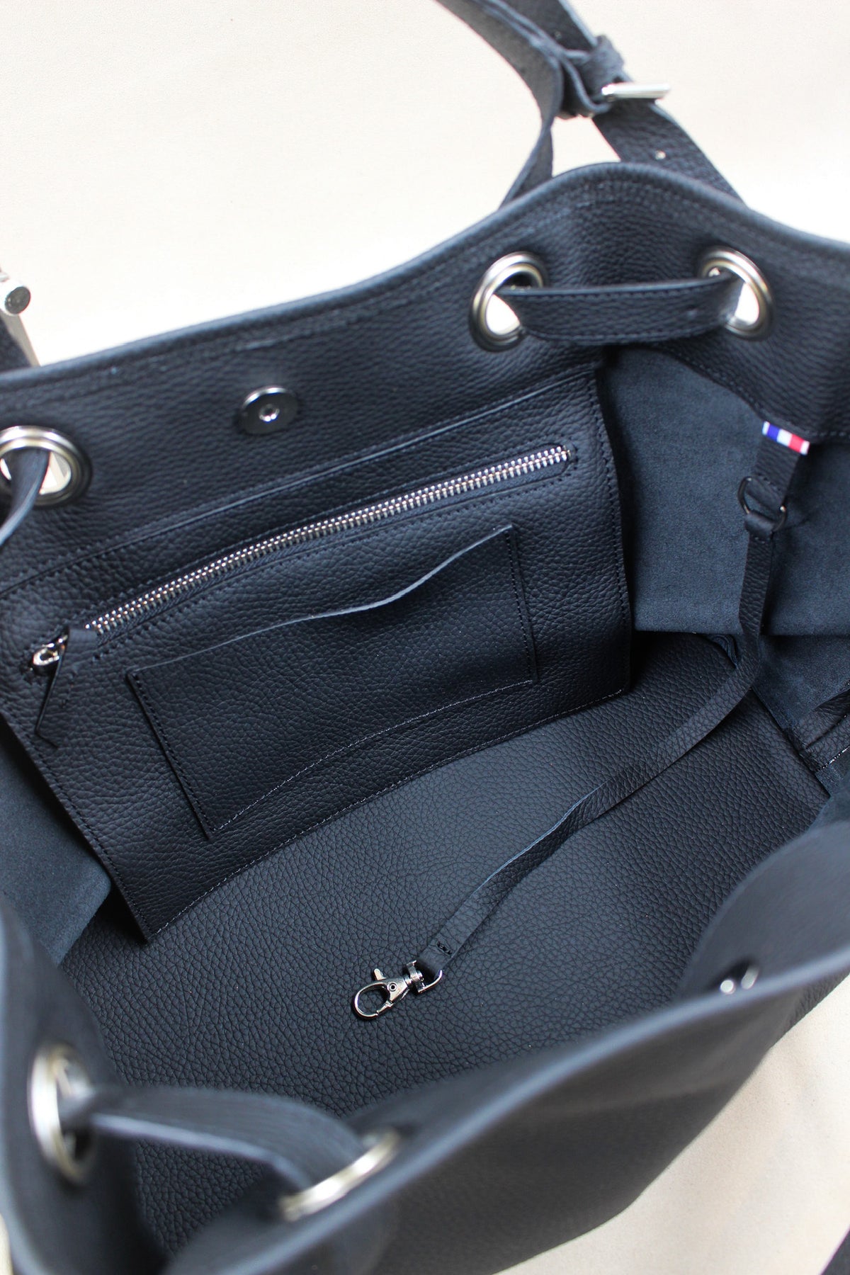 Fabrication artisanale cuir véritable sac tote bag français