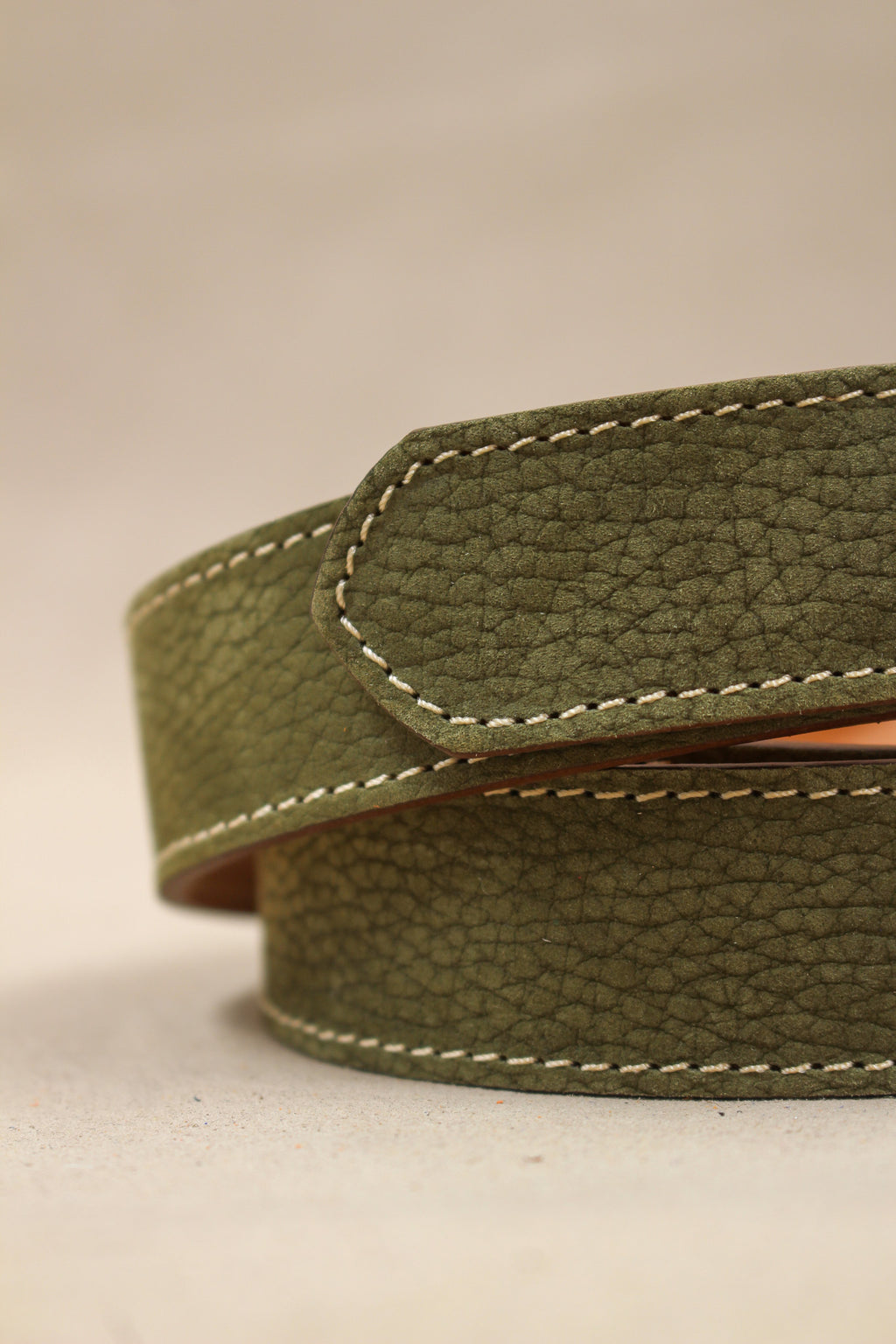 ceinture en cuir nubuck kaki, accessoire artisanal fabriqué en atelier français