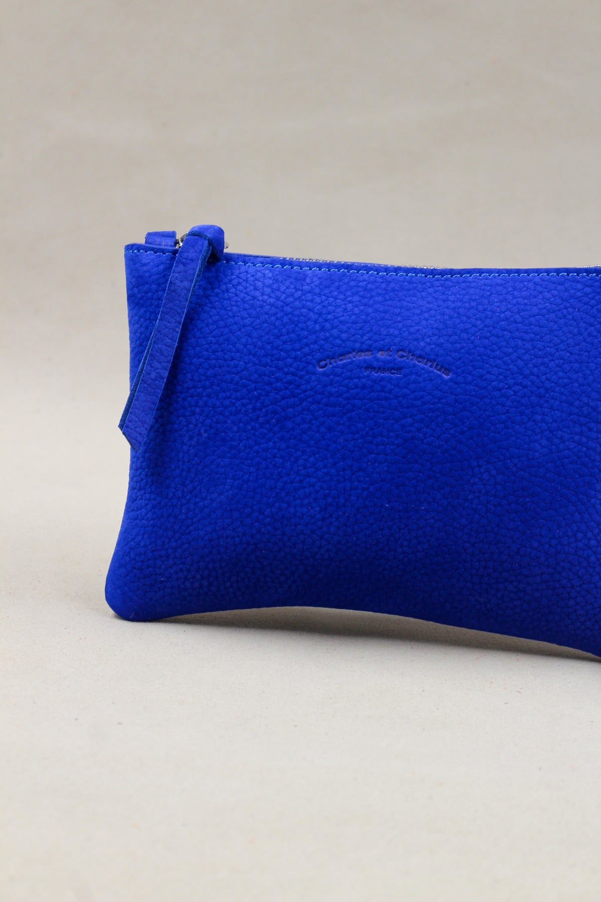 Trousse cuir nubuck taurillon, pochette bleu electrique
