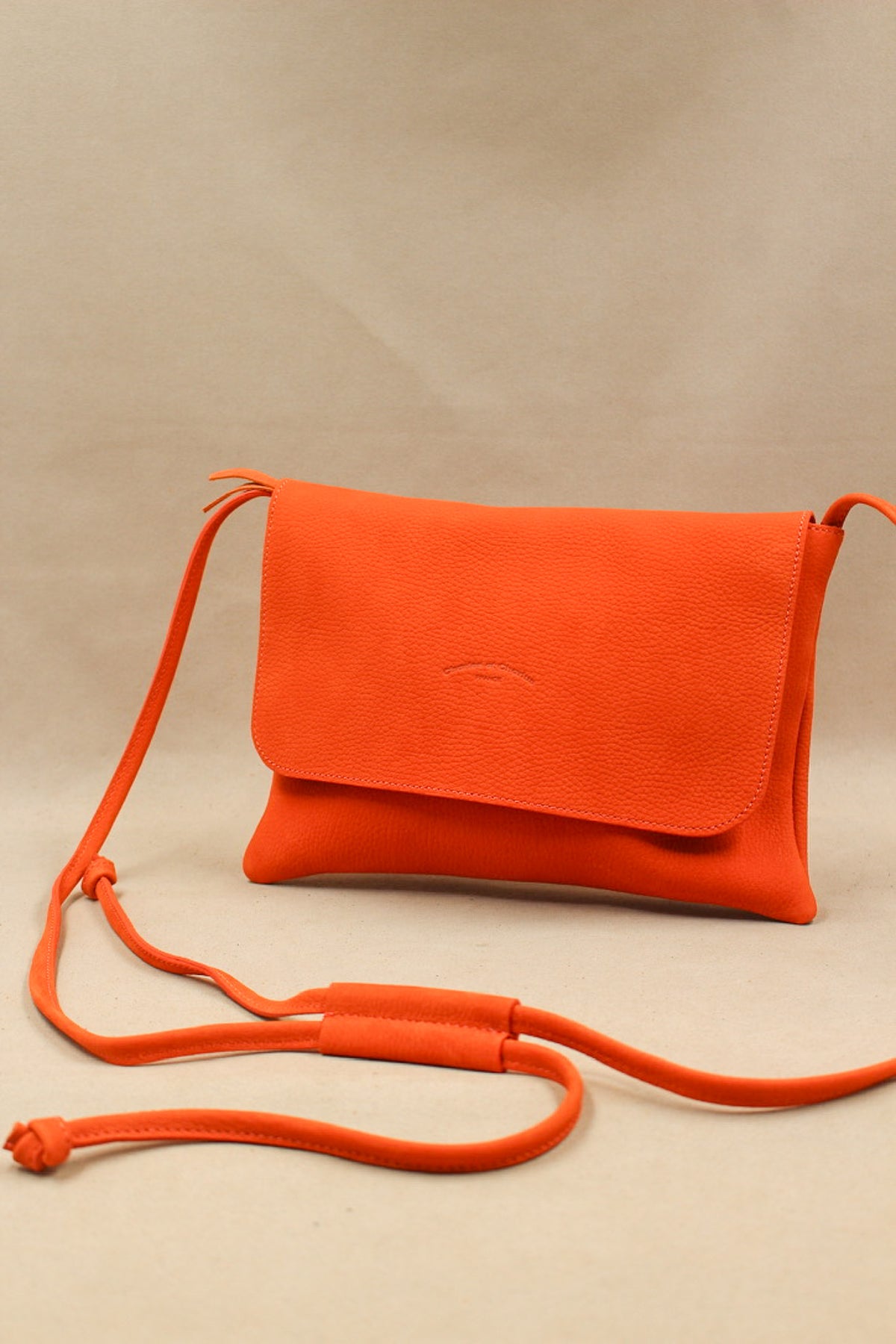 Pochette orange en cuir nubuck avec bandoulière