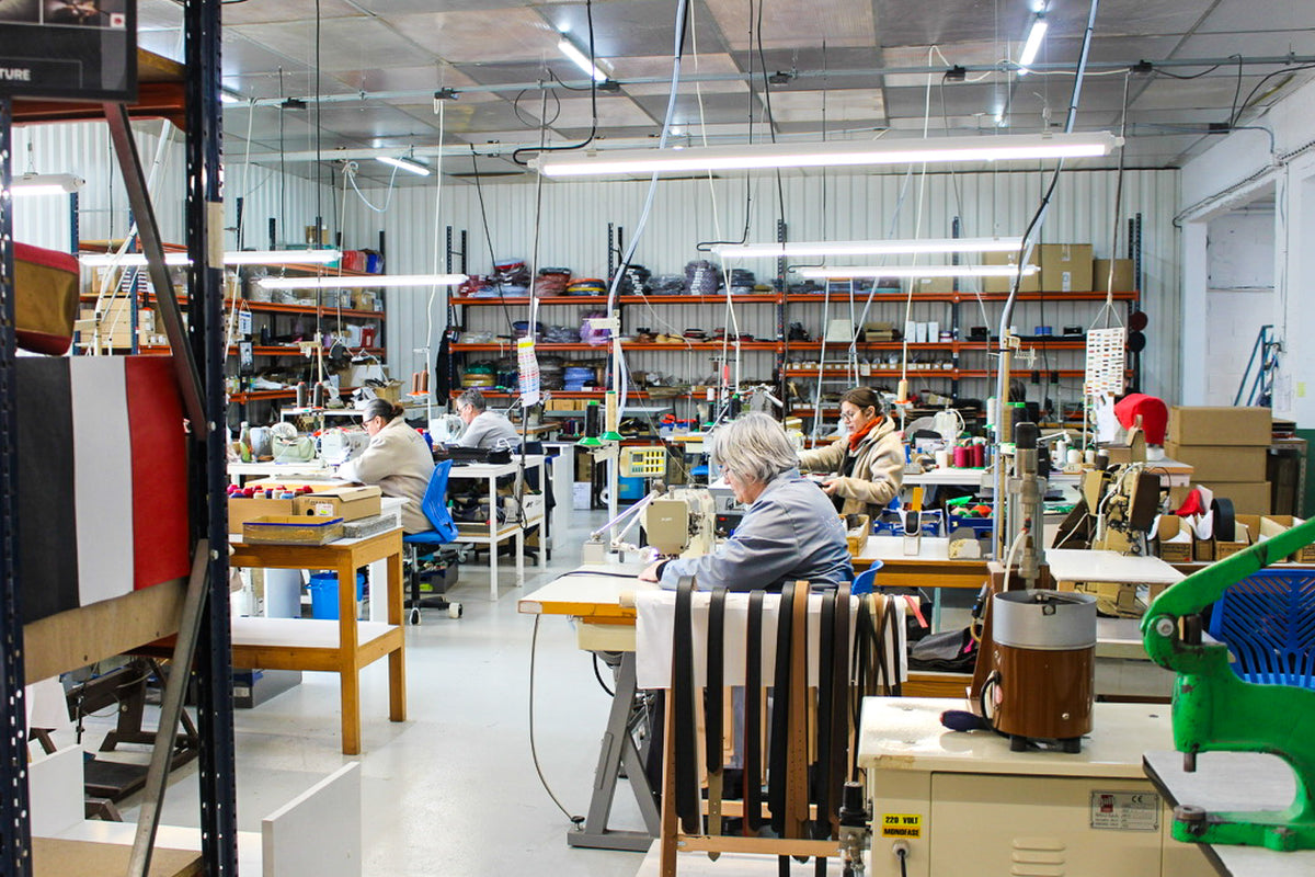 Atelier maroquinerie artisanale Charles et Charlus cuir fabrication made in France