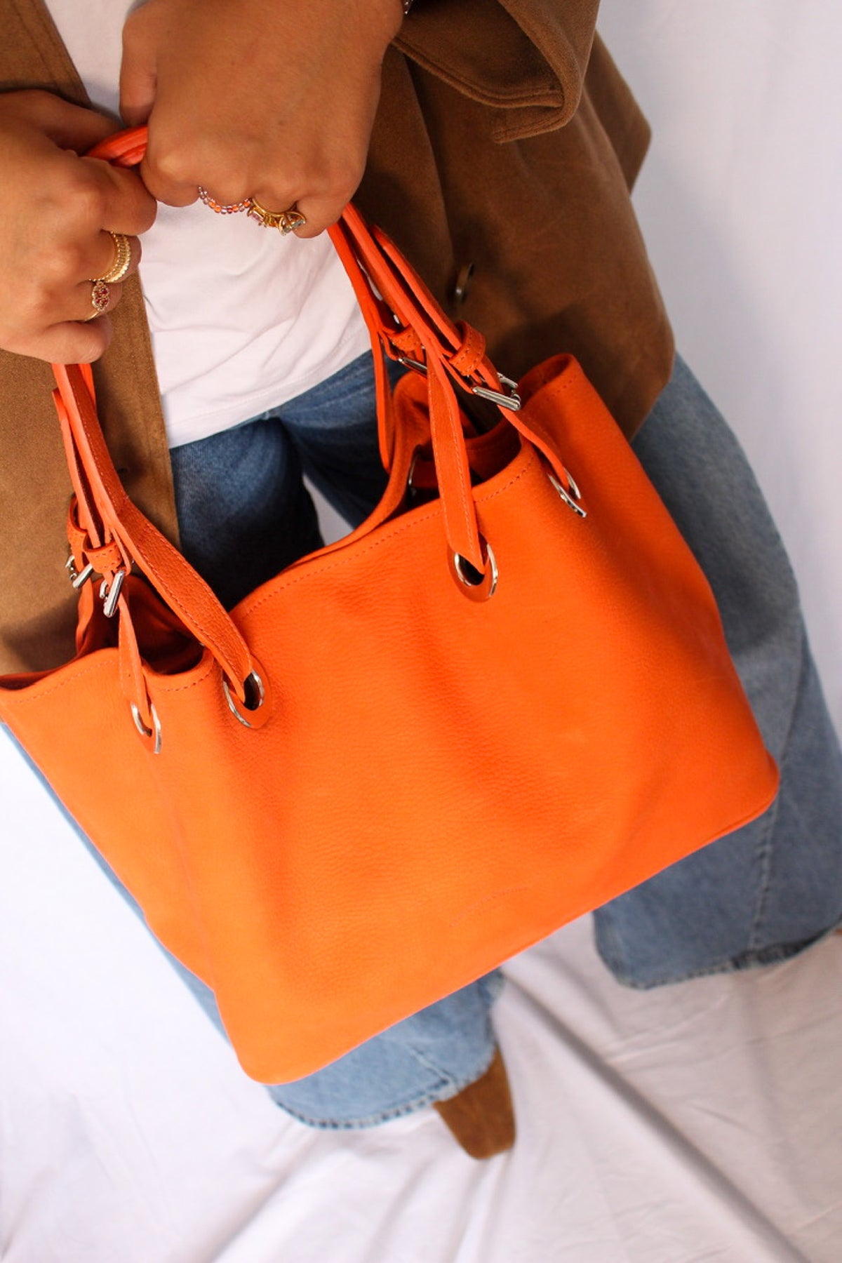 Tote bag cuir nubuck orange porté