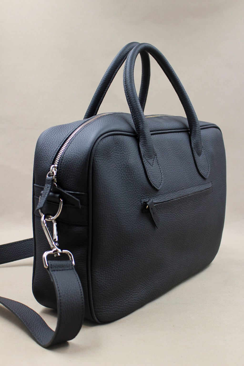 Sac ordinateur noir en cuir taurillon artisanal premium made in France