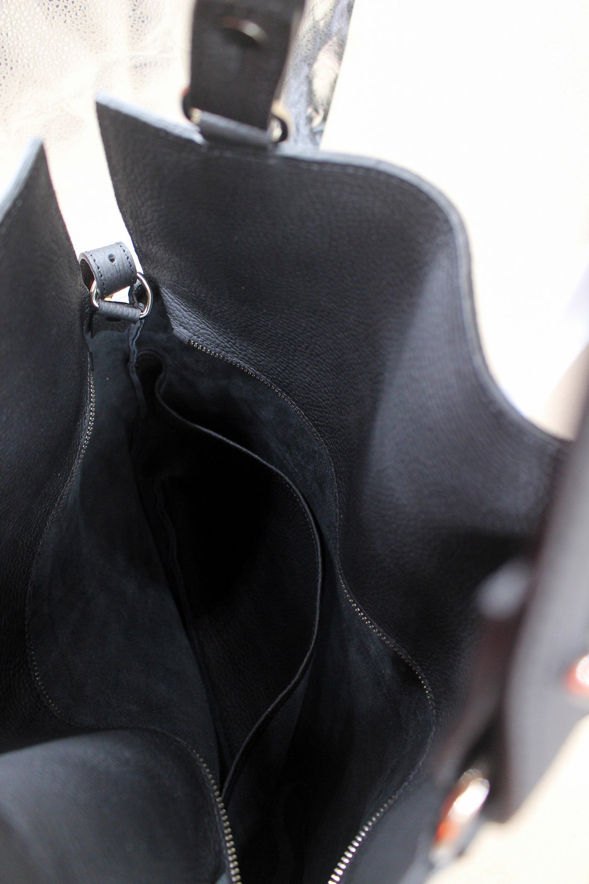 Sac noir en cuir de taurillon grainé, pliage origami