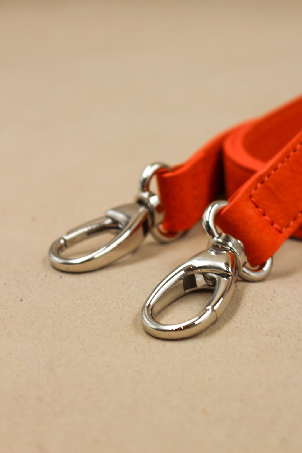 Bandoulière en cuir nubuck orange de 100 cm, gros plan sur un mousqueton