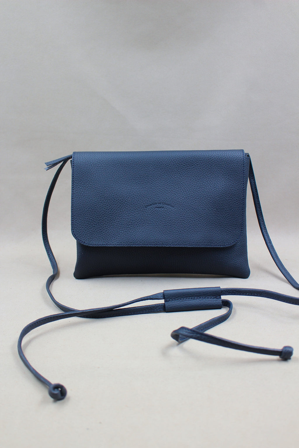 Pochette bleu marine premium artisan taurillon made in France