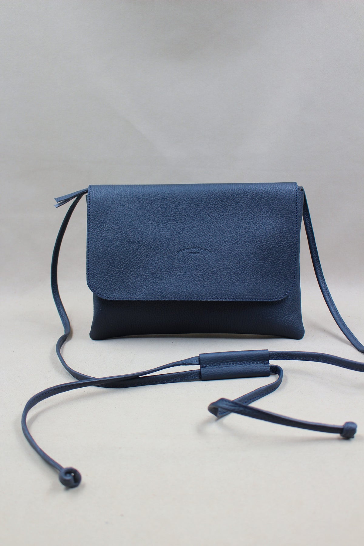 Pochette bleu marine premium artisan taurillon made in France