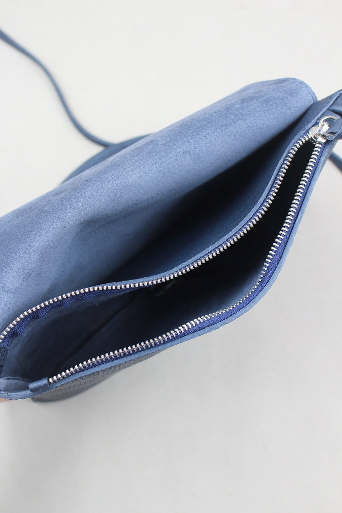 pochette cuir taurillon grainé bleu marine, bandoulière réglable sac fabriqué en France