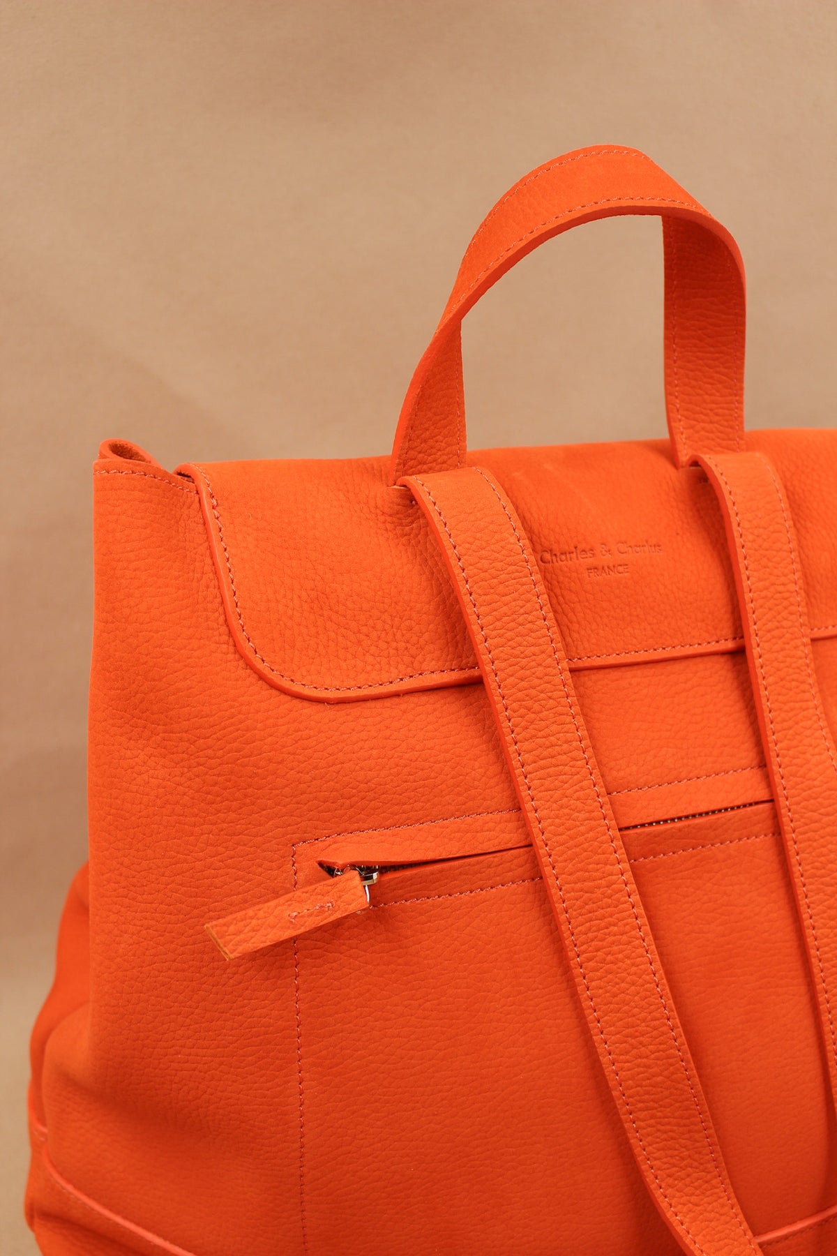 Sac à dos avec rabat en cuir grainé