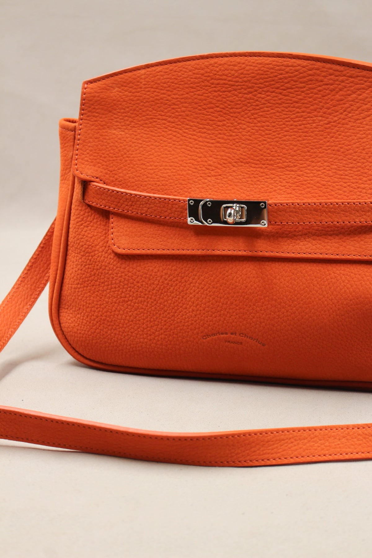 Sac bandoulière grainé clé cadenas 