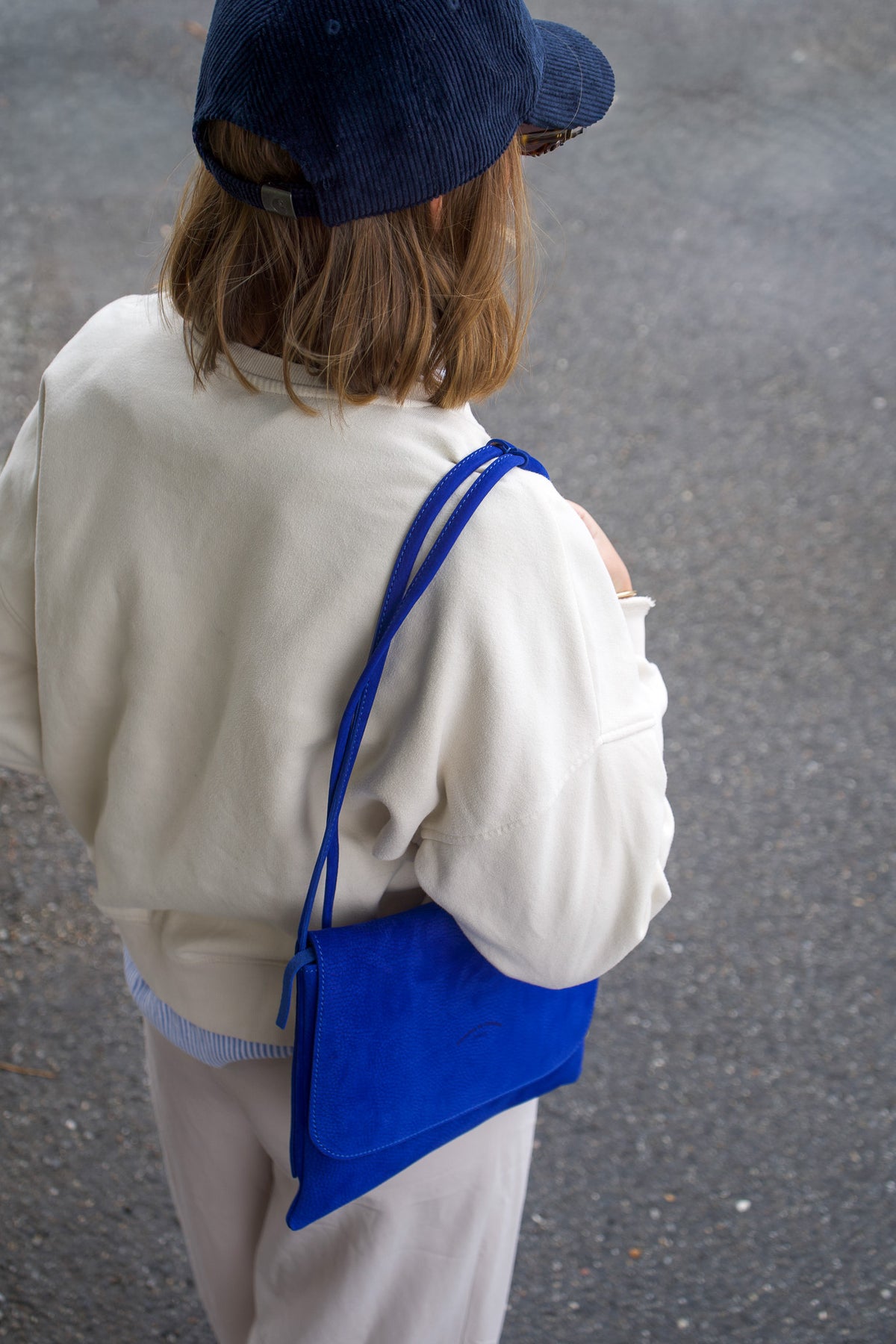 pochette bleu electrique en cuir nubuck