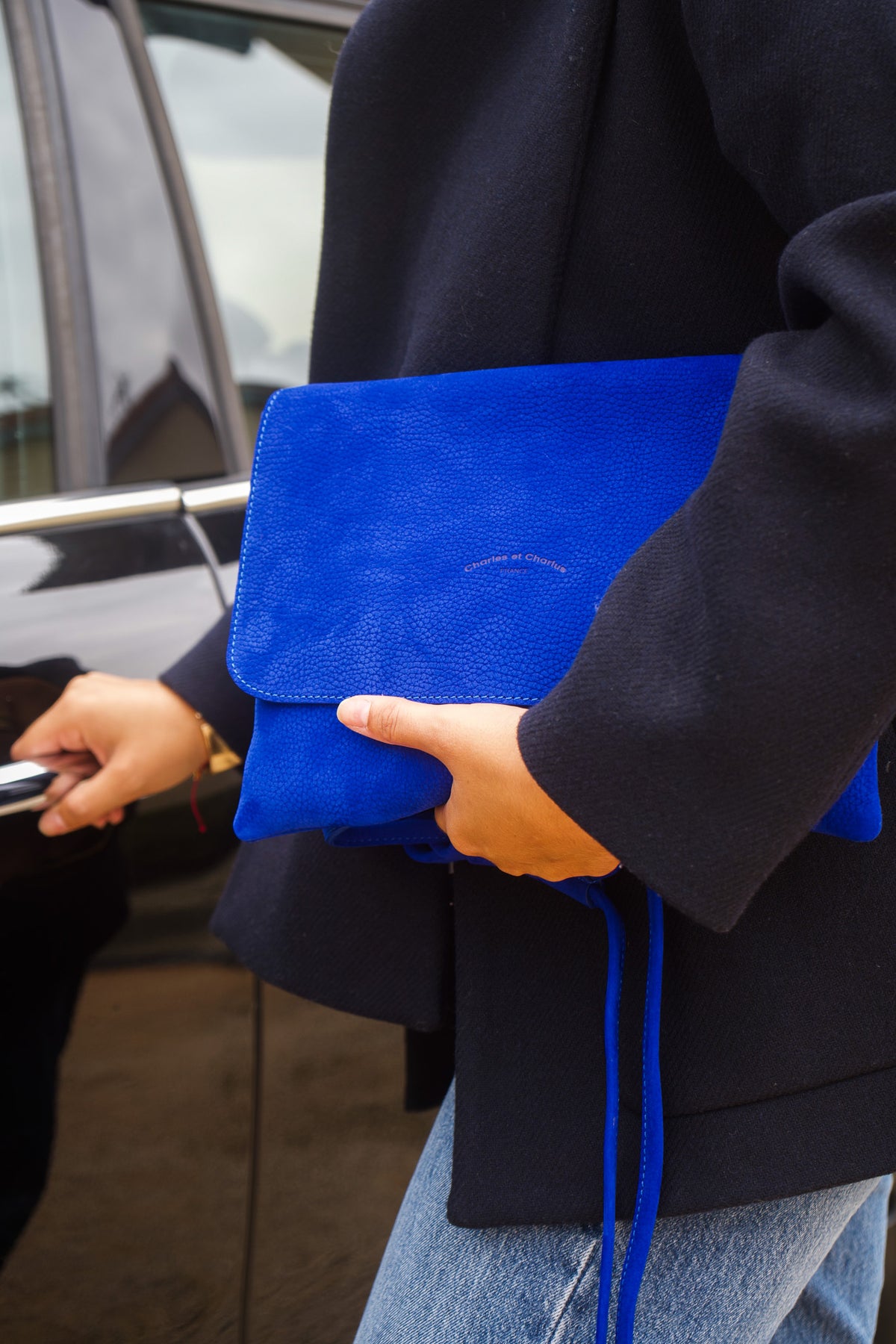 cuir nubuck bleu, sac à rabat fabriqué en France maroquinerie authentique