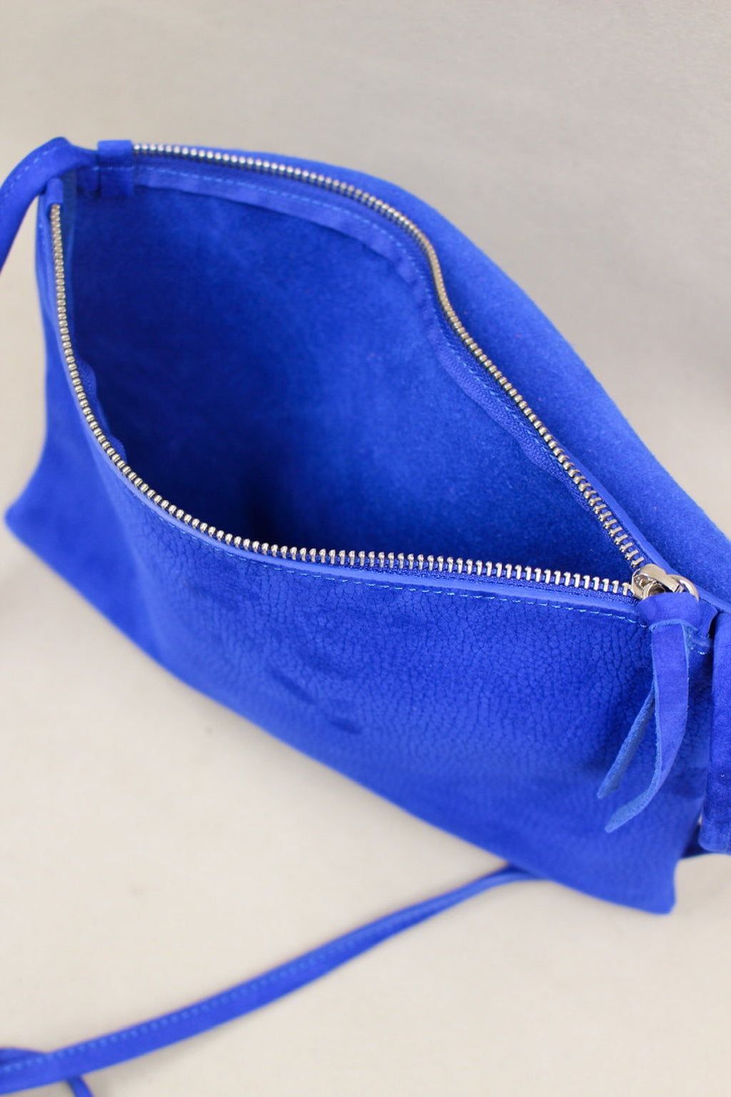 Fabrication artisanale pochette nubuck bleu