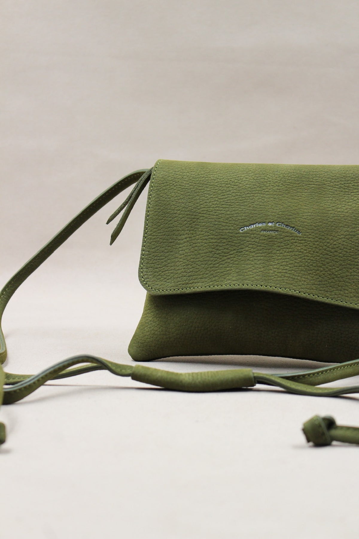 pochette en cuir kaki premium