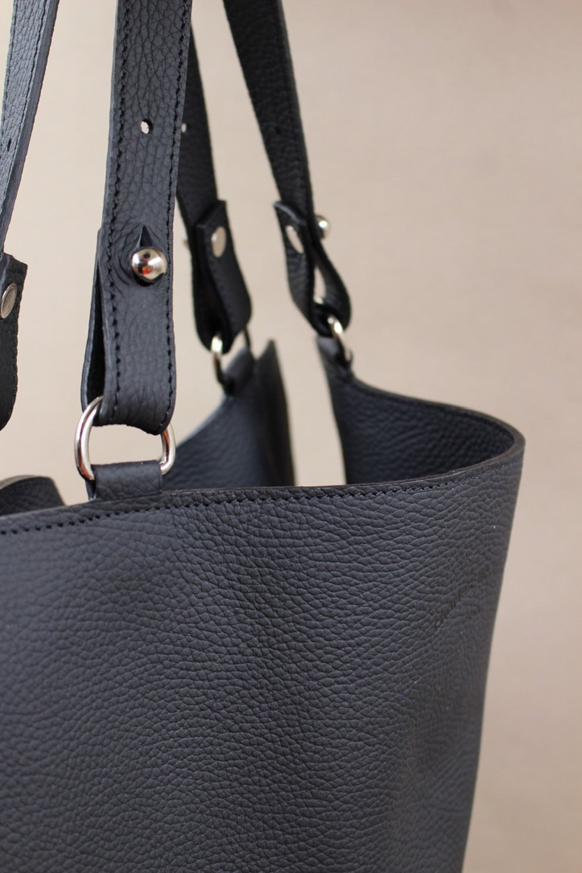 Encuir grainé noir, sac minimaliste