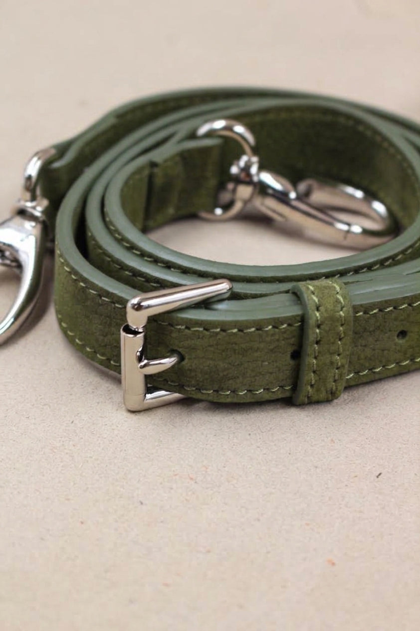 Gros plan sur la bandoulière en cuir nubuck kaki