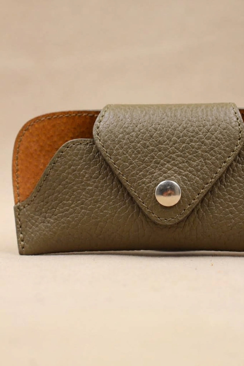 Étui à lunettes cuir grainé kaki détail matière